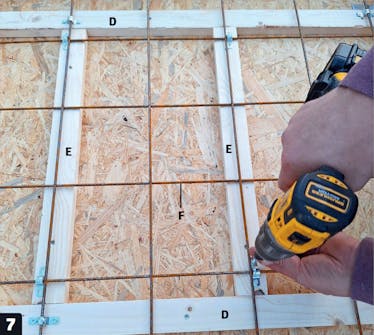 Plantevæg: Fastgør montagenettet Plantevæg: Fastgør montagenettet